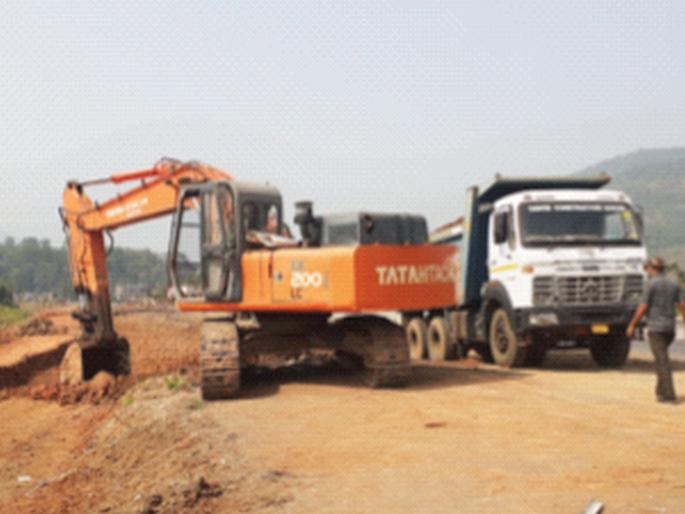 Work on four-laning of Mumbai-Goa highway is in full swing | मुंबई-गोवा महामार्गाच्या चौपदरीकरणाचे काम वेगात Work on four-laning of Mumbai-Goa highway is in full swing | मुंबई-गोवा महामार्गाच्या चौपदरीकरणाचे काम वेगात