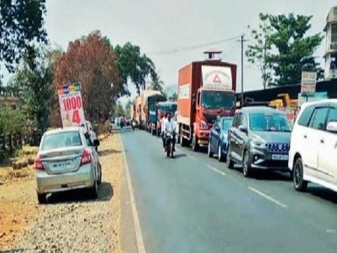 One and a half hours for five km Drivers suffer on Mumbai Goa route | पाच किमीसाठी दीड तास; मुंबई-गोवा मार्गावर वाहनचालकांना ‘ताप’ One and a half hours for five km Drivers suffer on Mumbai Goa route | पाच किमीसाठी दीड तास; मुंबई-गोवा मार्गावर वाहनचालकांना ‘ताप’