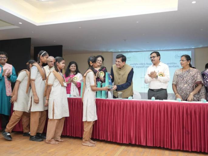 Union Minister Piyush Goyal launches sanitary pad distribution initiative for school girls | केंद्रीय मंत्री पियुष गोयल यांनी शालेय विद्यार्थिनींसाठी सॅनिटरी पॅड वितरण उपक्रमाचा केला शुभारंभ Union Minister Piyush Goyal launches sanitary pad distribution initiative for school girls | केंद्रीय मंत्री पियुष गोयल यांनी शालेय विद्यार्थिनींसाठी सॅनिटरी पॅड वितरण उपक्रमाचा केला शुभारंभ