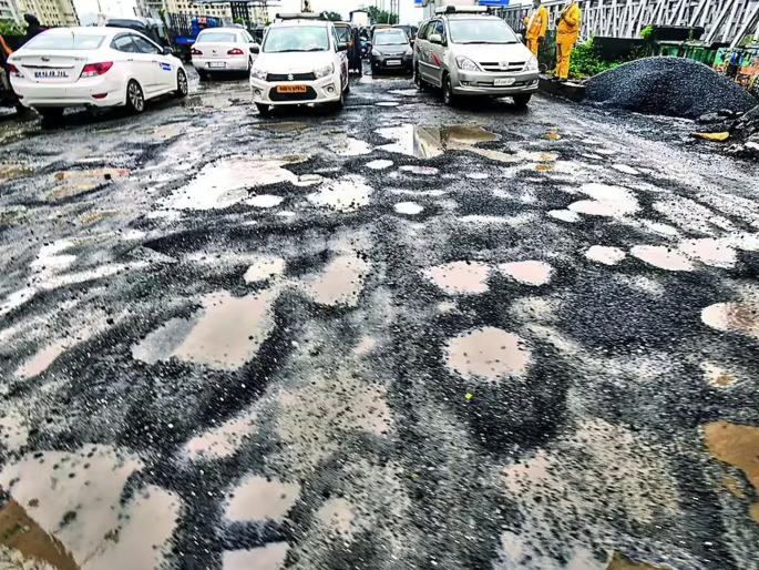 Death due to potholes, family to get Rs 6 lakh compensation; Officials, contractors responsible for potholes on roads says High Court | खड्यांमुळे मृत्यू, तर कुटुंबाला ६ लाख भरपाई; रस्त्यांवरील खड्यांना अधिकारी, कंत्राटदार जबाबदार : उच्च न्यायालय Death due to potholes, family to get Rs 6 lakh compensation; Officials, contractors responsible for potholes on roads says High Court | खड्यांमुळे मृत्यू, तर कुटुंबाला ६ लाख भरपाई; रस्त्यांवरील खड्यांना अधिकारी, कंत्राटदार जबाबदार : उच्च न्यायालय