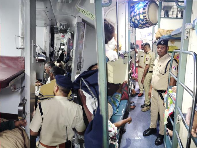 mumbai howrah mail receive bomb threat and 2 hours inspection at jalgaon station | मुंबई-हावडा मेल टायमर बॉम्बने उडवण्याची धमकी; जळगाव स्थानकावर २ तास तपासणी! mumbai howrah mail receive bomb threat and 2 hours inspection at jalgaon station | मुंबई-हावडा मेल टायमर बॉम्बने उडवण्याची धमकी; जळगाव स्थानकावर २ तास तपासणी!