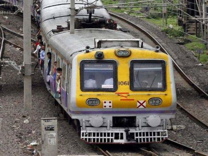 Mahavitaran blocked local route in Targhar, delay in power supply; Passenger inconvenience | महावितरणने तरघरमध्ये अडवली लोकलची वाट, वीजपुरवठ्यात दिरंगाई; प्रवाशांची गैरसोय Mahavitaran blocked local route in Targhar, delay in power supply; Passenger inconvenience | महावितरणने तरघरमध्ये अडवली लोकलची वाट, वीजपुरवठ्यात दिरंगाई; प्रवाशांची गैरसोय