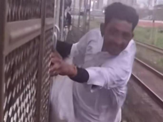 Mentally ill man storms the door of Virar-Dadar local train, raising questions about women's safety | Mumbai: विरार- दादर लोकलच्या दरवाज्यात मनोरूग्णाचा धुडगूस, महिलांच्या सुरक्षिततेचा प्रश्‍न ऐरणीवर