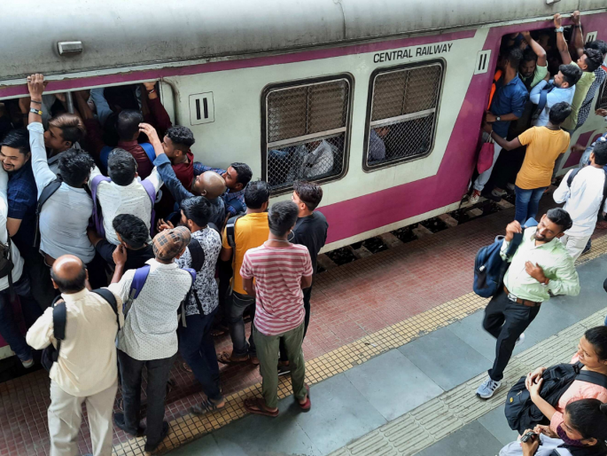 Mumbai Local: How Deadly Crowds and Squabbles are Claiming Lives | Mumbai Local: शाब्दिक चकमक ते थेट हाणामाऱ्या; लोकल प्रवास ठरतोय जीवघेणा Mumbai Local: How Deadly Crowds and Squabbles are Claiming Lives | Mumbai Local: शाब्दिक चकमक ते थेट हाणामाऱ्या; लोकल प्रवास ठरतोय जीवघेणा