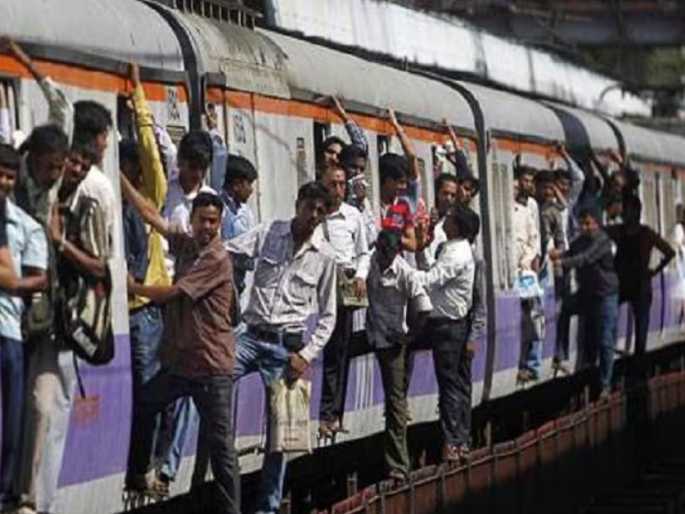 Three passengers fell from the local due to crowding | गर्दीमुळे लोकलमधून तीन प्रवासी पडले Three passengers fell from the local due to crowding | गर्दीमुळे लोकलमधून तीन प्रवासी पडले
