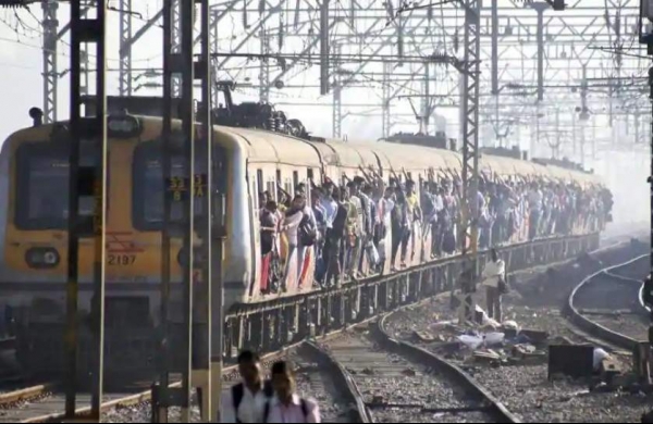 The government has not approached the railways for regular locals | नियमित लोकलसाठी सरकारने रेल्वेकडे संपर्क केलेला नाही The government has not approached the railways for regular locals | नियमित लोकलसाठी सरकारने रेल्वेकडे संपर्क केलेला नाही