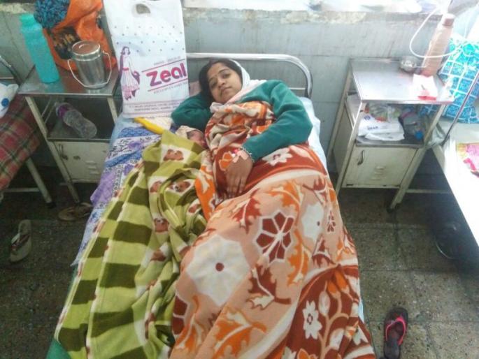Woman delivers baby in local train of Mumbai | 'लोकल बॉय'; मुंबईच्या ट्रेनमध्ये महिलेने दिला गोंडस बाळाला जन्म Woman delivers baby in local train of Mumbai | 'लोकल बॉय'; मुंबईच्या ट्रेनमध्ये महिलेने दिला गोंडस बाळाला जन्म