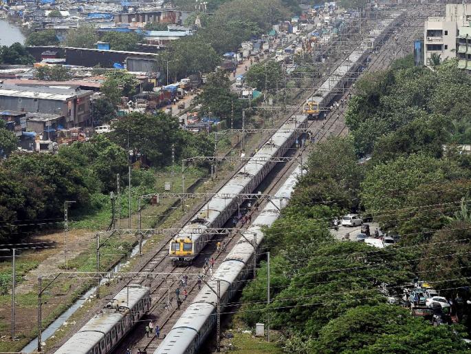 During the Santa Cruz-Vile Parle, the result of the Kosala tree on the track, and the railway traffic | सांताक्रूझ-विलेपार्ले दरम्यान ट्रॅकवर कोसळले झाड, रेल्वे वाहतुकीवर परिणाम During the Santa Cruz-Vile Parle, the result of the Kosala tree on the track, and the railway traffic | सांताक्रूझ-विलेपार्ले दरम्यान ट्रॅकवर कोसळले झाड, रेल्वे वाहतुकीवर परिणाम