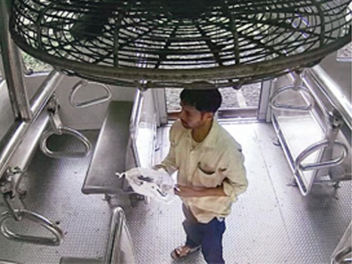 RPF held Perv for masturbating, spreading faeces in mumbai local trains | महिलांच्या डब्यात हस्तमैथुन करणाऱ्या, विष्ठा फेकणाऱ्या विकृत तरुणाला अटक RPF held Perv for masturbating, spreading faeces in mumbai local trains | महिलांच्या डब्यात हस्तमैथुन करणाऱ्या, विष्ठा फेकणाऱ्या विकृत तरुणाला अटक
