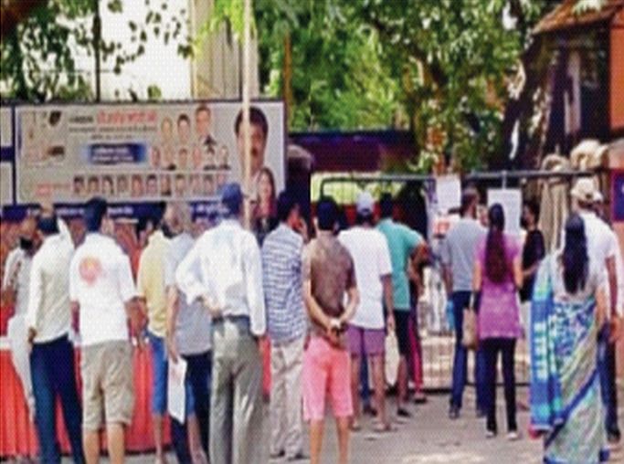 Line at vaccination centers from 4 a.m. in mumbai | पहाटे चार वाजल्यापासून लसीकरण केंद्रांवर रांगा, कन्नमवारनगर, टागोरनगरमधील ज्येष्ठांचे हाल Line at vaccination centers from 4 a.m. in mumbai | पहाटे चार वाजल्यापासून लसीकरण केंद्रांवर रांगा, कन्नमवारनगर, टागोरनगरमधील ज्येष्ठांचे हाल