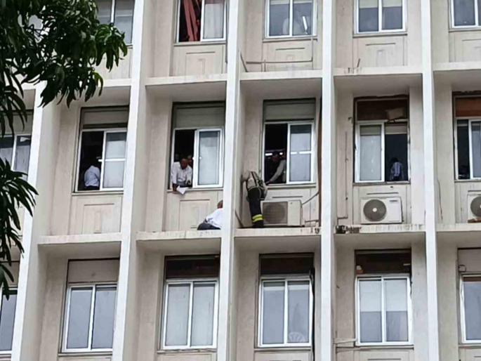 A man has climbed to the fourth floor of the ministry threatening to jump | ...तर खाली उडी मारेन! मंत्रालयात खळबळ, चौथ्या मजल्याच्या खिडकीवर चढून इसमाची धमकी