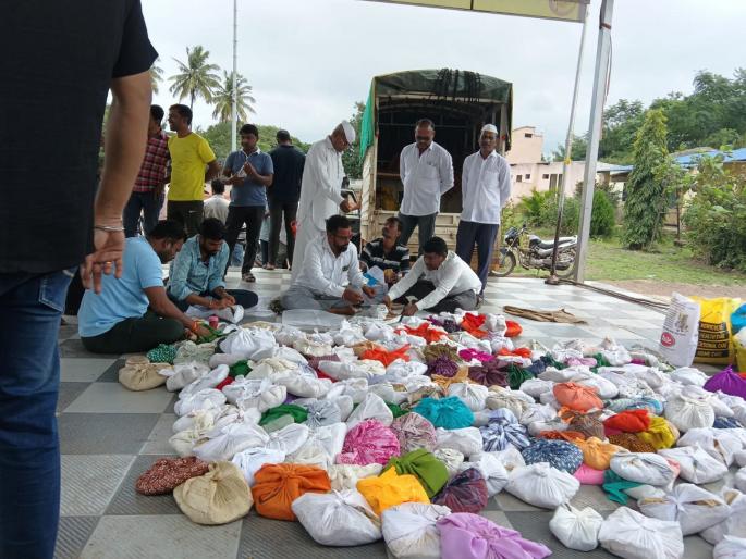 Five thousand loaves of bread were sent from Gursale in Satara to Azad Maidan for Maratha protesters | Satara: गुरसाळेतून मराठा आंदोलकांसाठी पाच हजार भाकरी आझाद मैदानाकडे रवाना Five thousand loaves of bread were sent from Gursale in Satara to Azad Maidan for Maratha protesters | Satara: गुरसाळेतून मराठा आंदोलकांसाठी पाच हजार भाकरी आझाद मैदानाकडे रवाना
