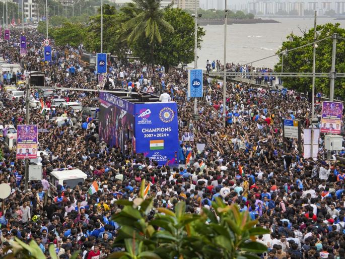 13 injured in stampede at marine drive | मरिनड्राइव्ह येथील चेंगराचेंगरीत १३ जखमी 13 injured in stampede at marine drive | मरिनड्राइव्ह येथील चेंगराचेंगरीत १३ जखमी