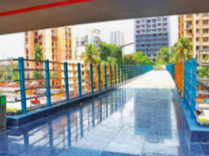 Metropolitan Commissioner of Mumbai Metropolitan Region Development Authority S. V. R. Srinivas inaugurated the pedestrian bridge between Dindoshi and National Park Metro stations | मेट्रो, भरधाव वाहने जातील खालून, तुम्ही रस्ता ओलांडा वरून Metropolitan Commissioner of Mumbai Metropolitan Region Development Authority S. V. R. Srinivas inaugurated the pedestrian bridge between Dindoshi and National Park Metro stations | मेट्रो, भरधाव वाहने जातील खालून, तुम्ही रस्ता ओलांडा वरून