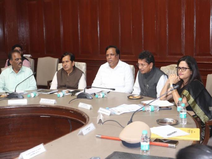 Mumbai Municipal Corporation is ready for Ganeshotsav and the Guardian Ministers of Mumbai city and suburbs have taken 10 important decisions | गणेशोत्सवासाठी महापालिका सज्ज! मूर्तिकारांना खुशखबर; पालकमंत्र्यांच्या बैठकीत १० मोठे निर्णय Mumbai Municipal Corporation is ready for Ganeshotsav and the Guardian Ministers of Mumbai city and suburbs have taken 10 important decisions | गणेशोत्सवासाठी महापालिका सज्ज! मूर्तिकारांना खुशखबर; पालकमंत्र्यांच्या बैठकीत १० मोठे निर्णय