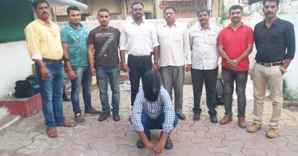 Mumbai's murderer taxi driver arrested in Nagpur | मुंबईतील खुनी टॅक्सीचालक नागपुरात जेरबंद Mumbai's murderer taxi driver arrested in Nagpur | मुंबईतील खुनी टॅक्सीचालक नागपुरात जेरबंद