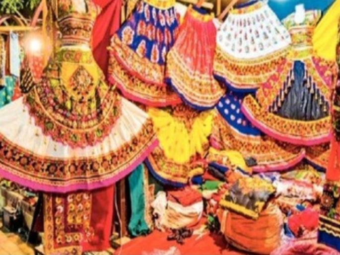 in mumbai garba lovers prefer jara hatake style for clothes this year as usual more designer dresses are in the market | गरबाप्रेमींची कपड्यांसाठी 'जरा हटके' स्टाइलला पसंती; पारंपरिकप्रमाणे डिझायनर पेहराव बाजारात in mumbai garba lovers prefer jara hatake style for clothes this year as usual more designer dresses are in the market | गरबाप्रेमींची कपड्यांसाठी 'जरा हटके' स्टाइलला पसंती; पारंपरिकप्रमाणे डिझायनर पेहराव बाजारात