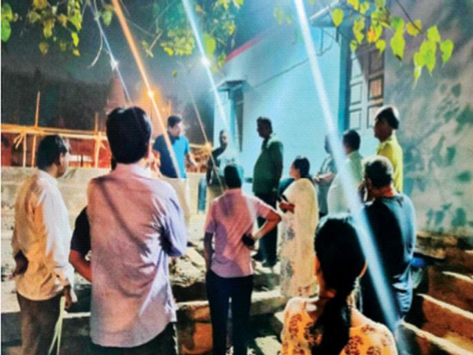 Mumbai: 12 buildings, 10 thousand residents, but the water is off, citizens are spending their days on 10 percent water in Magthana! | १२ इमारती, १० हजार रहिवासी, पाणी मात्र बंद, मागठाण्यात १० टक्के पाण्यावर दिवस काढत आहेत नागरिक! Mumbai: 12 buildings, 10 thousand residents, but the water is off, citizens are spending their days on 10 percent water in Magthana! | १२ इमारती, १० हजार रहिवासी, पाणी मात्र बंद, मागठाण्यात १० टक्के पाण्यावर दिवस काढत आहेत नागरिक!