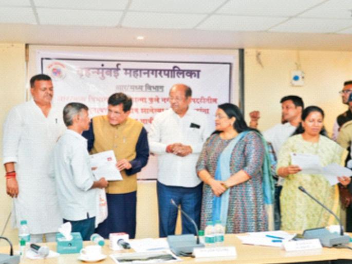 Now No new hut should be built in North Mumbai Piyush Goyal directs the municipality; Houses allotted to 91 slum dwellers | उत्तर मुंबईत एकही झोपडी नव्याने उभी राहता कामा नये; पीयूष गोयल यांचे पालिकेला निर्देश; ९१ झोपडीधारकांना घर वाटप Now No new hut should be built in North Mumbai Piyush Goyal directs the municipality; Houses allotted to 91 slum dwellers | उत्तर मुंबईत एकही झोपडी नव्याने उभी राहता कामा नये; पीयूष गोयल यांचे पालिकेला निर्देश; ९१ झोपडीधारकांना घर वाटप