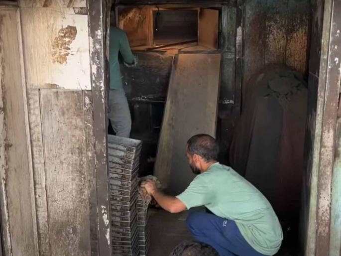 Bakeries will be closed if they burn wood warning to 276 owners | लाकूड जाळाल तर बेकऱ्या बंद, २७६ मालकांना इशारा; बदल करण्यासाठी वर्षभराची मुदत Bakeries will be closed if they burn wood warning to 276 owners | लाकूड जाळाल तर बेकऱ्या बंद, २७६ मालकांना इशारा; बदल करण्यासाठी वर्षभराची मुदत