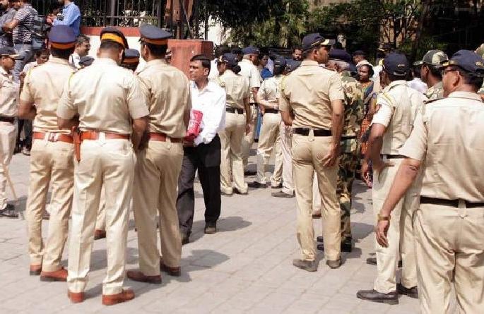 coronavirus: 221 cops infected with coronavirus in 24 hours in the state, total number of infected cops more than a thousand | coronavirus: राज्यात २४ तासांत २२१ पोलिसांना कोरोनाची लागण, बाधित पोलिसांची एकूण संख्या हजारहून अधिक   coronavirus: 221 cops infected with coronavirus in 24 hours in the state, total number of infected cops more than a thousand | coronavirus: राज्यात २४ तासांत २२१ पोलिसांना कोरोनाची लागण, बाधित पोलिसांची एकूण संख्या हजारहून अधिक