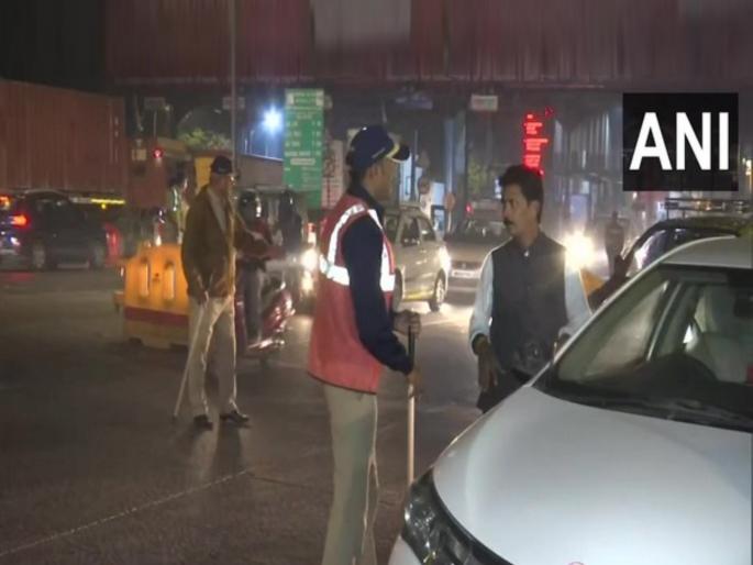all out operation of police ready for the safety of mumbaikars for 31st december celebration | मुंबईकरांच्या सुरक्षेसाठी सदैव सज्ज पोलिसांचे ‘ऑल आउट ऑपरेशन’; २,३०० वाहन चालकांवर कारवाई all out operation of police ready for the safety of mumbaikars for 31st december celebration | मुंबईकरांच्या सुरक्षेसाठी सदैव सज्ज पोलिसांचे ‘ऑल आउट ऑपरेशन’; २,३०० वाहन चालकांवर कारवाई