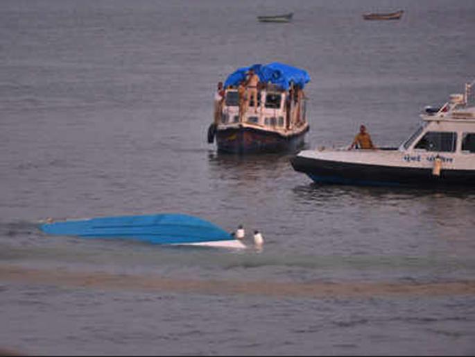 Thirty first night boat sank; The survivors of the survivor have escaped the lives of six policemen | थर्टी फर्स्टच्या रात्री बोट बुडाली; जीवरक्षकाच्या प्रसंगावधानामुळे ६ पोलिसांचा जीव वाचला Thirty first night boat sank; The survivors of the survivor have escaped the lives of six policemen | थर्टी फर्स्टच्या रात्री बोट बुडाली; जीवरक्षकाच्या प्रसंगावधानामुळे ६ पोलिसांचा जीव वाचला