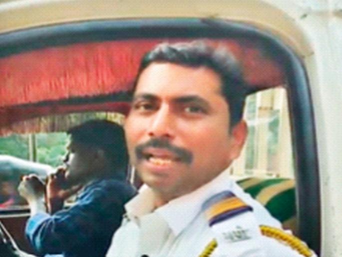 There is no rule to speak in Marathi, traffic policeman tells female passenger | मराठीत बोलायचे असा काही नियम नाही, वाहतूक पोलिसाने महिला प्रवाशाला सुनावले There is no rule to speak in Marathi, traffic policeman tells female passenger | मराठीत बोलायचे असा काही नियम नाही, वाहतूक पोलिसाने महिला प्रवाशाला सुनावले