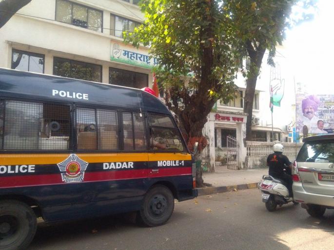 Sandeep Deshpande, along with MNS workers in police custody, attacked the Congress office | संदीप देशपांडेंसह मनसे कार्यकर्ते पोलिसांच्या ताब्यात, कॉंग्रेस कार्यालयावर हल्ला प्रकरण Sandeep Deshpande, along with MNS workers in police custody, attacked the Congress office | संदीप देशपांडेंसह मनसे कार्यकर्ते पोलिसांच्या ताब्यात, कॉंग्रेस कार्यालयावर हल्ला प्रकरण