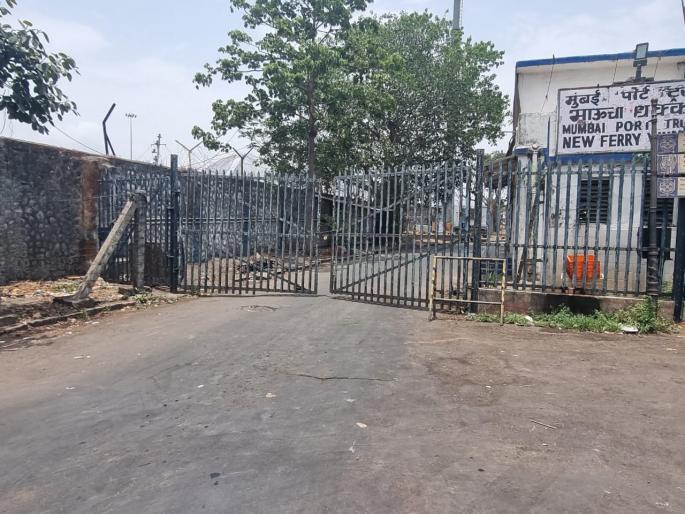 locks on entrance to the bhaucha dhakka by mumbai port trust best no entry to the taxi | भाऊच्या धक्क्यावरील प्रवेशद्वाराला पोर्ट ट्रस्टने लावले टाळे; बेस्ट, टॅक्सीला नो इन्ट्री  locks on entrance to the bhaucha dhakka by mumbai port trust best no entry to the taxi | भाऊच्या धक्क्यावरील प्रवेशद्वाराला पोर्ट ट्रस्टने लावले टाळे; बेस्ट, टॅक्सीला नो इन्ट्री