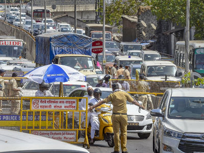 Video: a family member of Yes Bank scam went to Mahabaleshwar in lockdown pda | Video : खळबळजनक! लॉकडाऊनचे उल्लंघन, वाधवान कुटुंबीय पोचले महाबळेश्वरला Video: a family member of Yes Bank scam went to Mahabaleshwar in lockdown pda | Video : खळबळजनक! लॉकडाऊनचे उल्लंघन, वाधवान कुटुंबीय पोचले महाबळेश्वरला