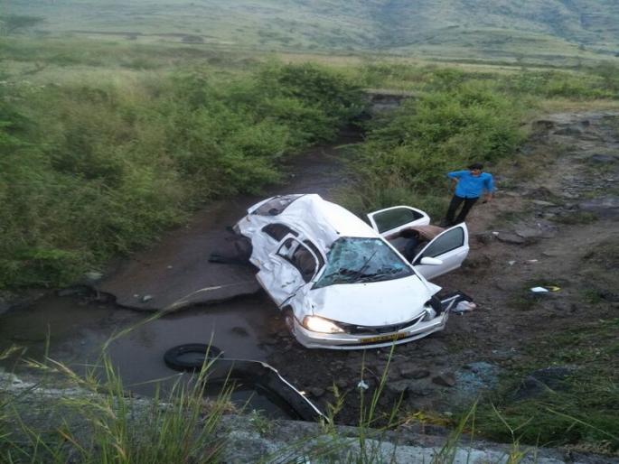 Accidental train accident, accident death | चालकाचं नियंत्रण सुटल्याने एक्स्प्रेस वेवर गाडीला अपघात, दोघांचा मृत्यू