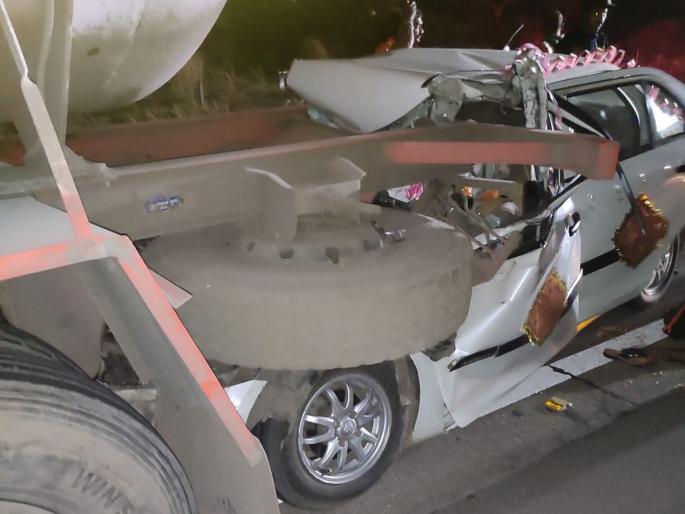 four died and two critically injured in accident on mumbai pune express way | मुंबई पुणे एक्सप्रेसवेवर भीषण अपघात; चौघांचा मृत्यू, 2 गंभीर जखमी four died and two critically injured in accident on mumbai pune express way | मुंबई पुणे एक्सप्रेसवेवर भीषण अपघात; चौघांचा मृत्यू, 2 गंभीर जखमी