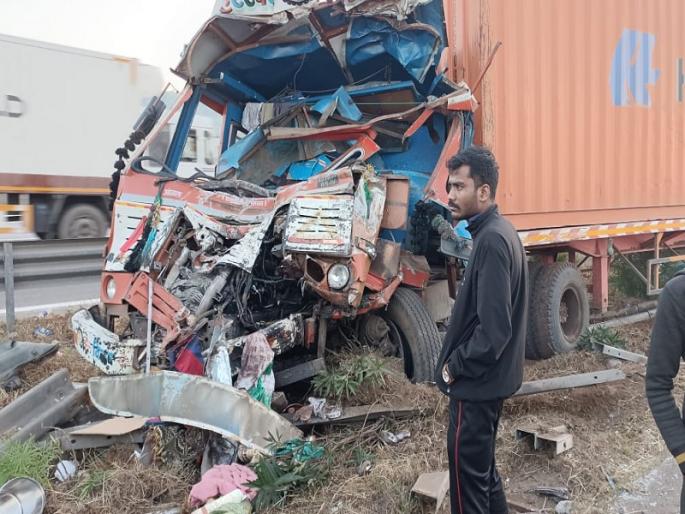 One killed in collision between container-private bus on Mumbai-Pune Expressway; 14 people injured | मुंबई-पुणे एक्स्प्रेस वेवर कंटेनर-खासगी बसच्या धडकेत एक जण ठार; १४ जण जखमी One killed in collision between container-private bus on Mumbai-Pune Expressway; 14 people injured | मुंबई-पुणे एक्स्प्रेस वेवर कंटेनर-खासगी बसच्या धडकेत एक जण ठार; १४ जण जखमी