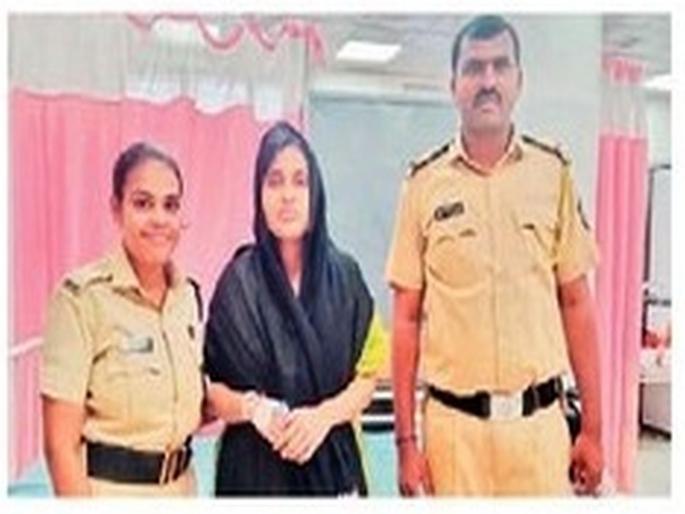 Maternity sessions in the local area and delivery with the prompt assistance of the police! | वर्दीतला देवमाणूस! लोकलमध्येच प्रसुती कळा अन् पोलिसांच्या तत्परतेने बाळंतपण Maternity sessions in the local area and delivery with the prompt assistance of the police! | वर्दीतला देवमाणूस! लोकलमध्येच प्रसुती कळा अन् पोलिसांच्या तत्परतेने बाळंतपण