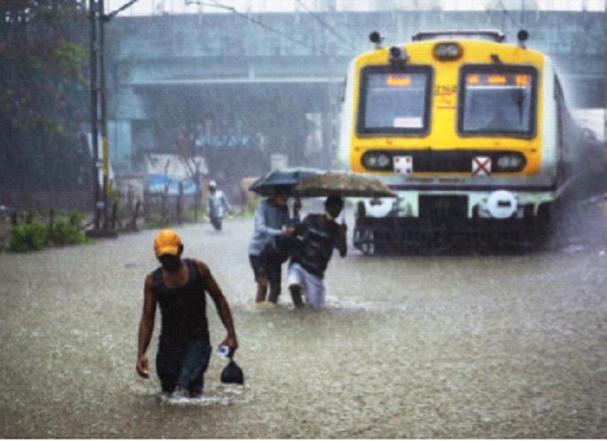 Mumbai Monsoon Lock; The first rains destroyed the garad: all the systems including local and best collapsed | मुंबई मान्सूनलॉक; पहिल्याच पावसाने केले गारद : लोकल, बेस्टसह सर्व यंत्रणा कोलमडल्या Mumbai Monsoon Lock; The first rains destroyed the garad: all the systems including local and best collapsed | मुंबई मान्सूनलॉक; पहिल्याच पावसाने केले गारद : लोकल, बेस्टसह सर्व यंत्रणा कोलमडल्या