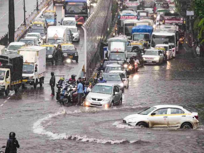 Rainy Monday 'block'! Stuck at Chakarmani station, 75 mm rain in suburbs in four hours | पावसाचा मंडे ‘ब्लॉक’! चाकरमानी स्टेशनावर अडकले, चार तासांत उपनगरात ७५ मि.मी. पाऊस Rainy Monday 'block'! Stuck at Chakarmani station, 75 mm rain in suburbs in four hours | पावसाचा मंडे ‘ब्लॉक’! चाकरमानी स्टेशनावर अडकले, चार तासांत उपनगरात ७५ मि.मी. पाऊस