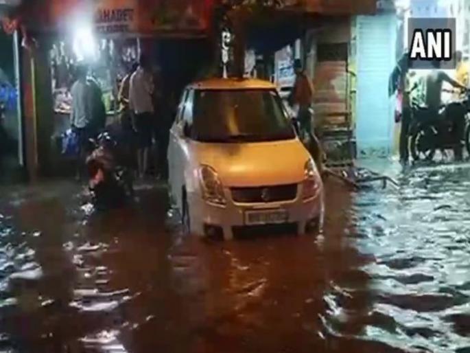 Mumbai 'Kosaladhar'! Streets of water on many roads, locales and aircrafts were also affected | मुंबईत 'कोसळधार'! अनेक रस्त्यांवर साचले पाणी, लोकलसह विमानसेवेवरही परिणाम  Mumbai 'Kosaladhar'! Streets of water on many roads, locales and aircrafts were also affected | मुंबईत 'कोसळधार'! अनेक रस्त्यांवर साचले पाणी, लोकलसह विमानसेवेवरही परिणाम