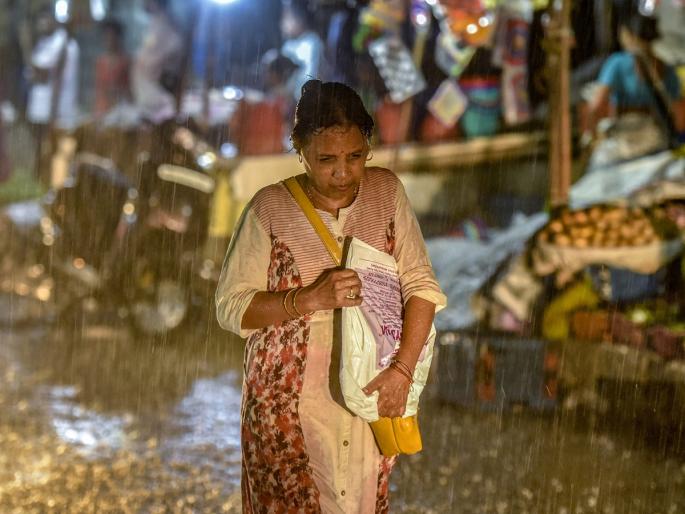 Mumbai was hit by a torrential downpour | वा-याच्या वेगाने कोसळलेल्या धारेने मुंबईला झोडपले Mumbai was hit by a torrential downpour | वा-याच्या वेगाने कोसळलेल्या धारेने मुंबईला झोडपले