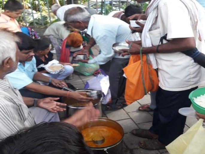 Mumbai rain: Dabbawallahs take a break, feed 1,000 poor people | डबेवाल्यांचं समाजभान, भर पावसात एक हजार गोरगरिबांना अन्नदान Mumbai rain: Dabbawallahs take a break, feed 1,000 poor people | डबेवाल्यांचं समाजभान, भर पावसात एक हजार गोरगरिबांना अन्नदान