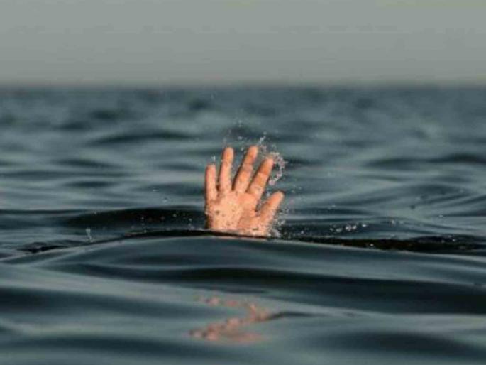 A young woman who tried to commit suicide at Gorai Beach was saved by lifeguards | गोराई बीचवर आत्महत्येचा प्रयत्न करणाऱ्या तरुणीला जीवरक्षकांनी वाचवले A young woman who tried to commit suicide at Gorai Beach was saved by lifeguards | गोराई बीचवर आत्महत्येचा प्रयत्न करणाऱ्या तरुणीला जीवरक्षकांनी वाचवले