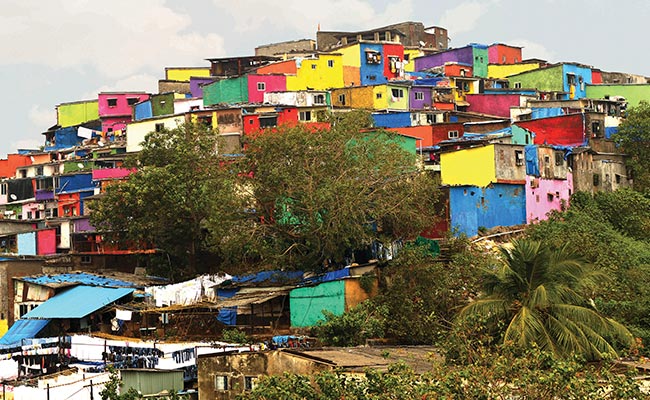 Corona: 70 percent of the population lives in huts; Read them from Corona | कोरोना : ७० टक्के जनता झोपड्यात राहते; त्यांना कोरोनापासून वाचावा Corona: 70 percent of the population lives in huts; Read them from Corona | कोरोना : ७० टक्के जनता झोपड्यात राहते; त्यांना कोरोनापासून वाचावा