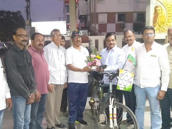 Three thousand kilometers of bicycle travel for a message of save the environment' | ‘सायकल चालवा ...पर्यावरण वाचवा ’चा संदेश देत तीन हजार किलोमीटरची सायकल यात्रा Three thousand kilometers of bicycle travel for a message of save the environment' | ‘सायकल चालवा ...पर्यावरण वाचवा ’चा संदेश देत तीन हजार किलोमीटरची सायकल यात्रा