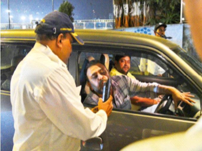 Mumbai Police Detoxification of 333 drivers; fines of Rs 90 lakh collected on the night of 31st | मुंबई पोलिसांनी उतरवली ३३३ वाहन चालकांची धुंदी; थर्टी फर्स्टच्या रात्री ९० लाखांची दंडवसुली Mumbai Police Detoxification of 333 drivers; fines of Rs 90 lakh collected on the night of 31st | मुंबई पोलिसांनी उतरवली ३३३ वाहन चालकांची धुंदी; थर्टी फर्स्टच्या रात्री ९० लाखांची दंडवसुली
