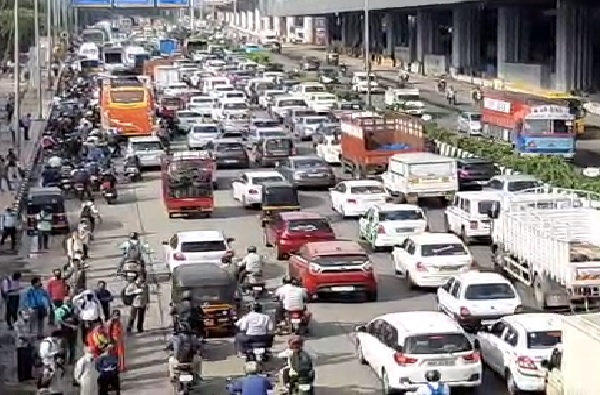 Queue at Indira Gandhi Chowk from early morning | इंदिरा गांधी चौकात पहाटेपासून रांग