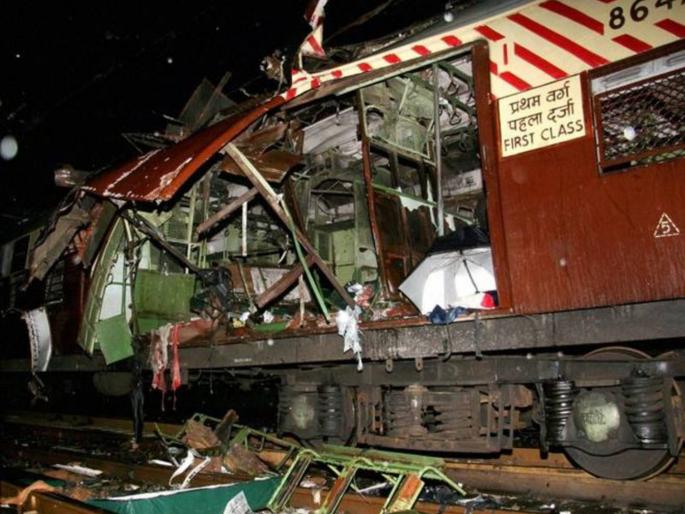 7 blast in 11 minutes hundreds of lives lost Accused in Mumbai local blast acquitted | ११ मिनिटांत ७ बॉम्बस्फोट, चर्चगेटवरुन सुटलेल्या लोकल लक्ष्य; मुंबईच्या लाईफलाइनमध्ये १८९ जणांचा गेला होता जीव 7 blast in 11 minutes hundreds of lives lost Accused in Mumbai local blast acquitted | ११ मिनिटांत ७ बॉम्बस्फोट, चर्चगेटवरुन सुटलेल्या लोकल लक्ष्य; मुंबईच्या लाईफलाइनमध्ये १८९ जणांचा गेला होता जीव