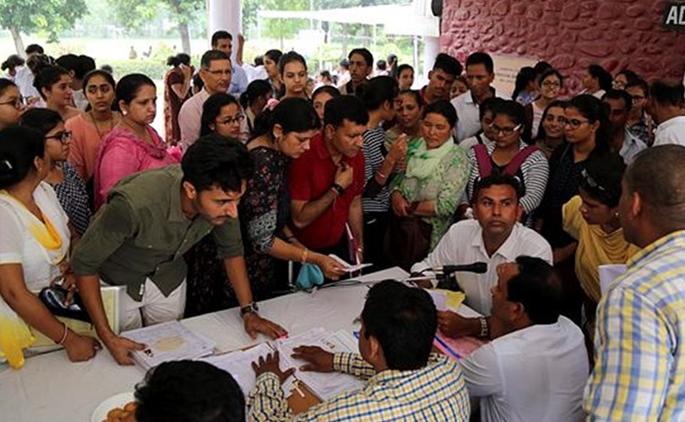 Students' crowds to see the first quality list | पहिली गुणवत्ता यादी पाहण्यासाठी विद्यार्थ्यांची गर्दी Students' crowds to see the first quality list | पहिली गुणवत्ता यादी पाहण्यासाठी विद्यार्थ्यांची गर्दी