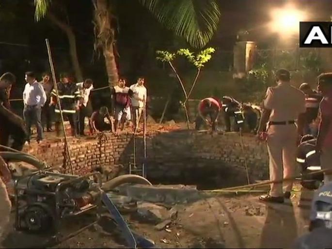 Beginning of the curve, three people died, they started rescue work | Video : विलेपार्ल्यात विहिरीचा कठडा तुटून एका चिमुकलीसह दोन महिलांचा मृत्यू; 7 महिलांना वाचवण्यात यश Beginning of the curve, three people died, they started rescue work | Video : विलेपार्ल्यात विहिरीचा कठडा तुटून एका चिमुकलीसह दोन महिलांचा मृत्यू; 7 महिलांना वाचवण्यात यश