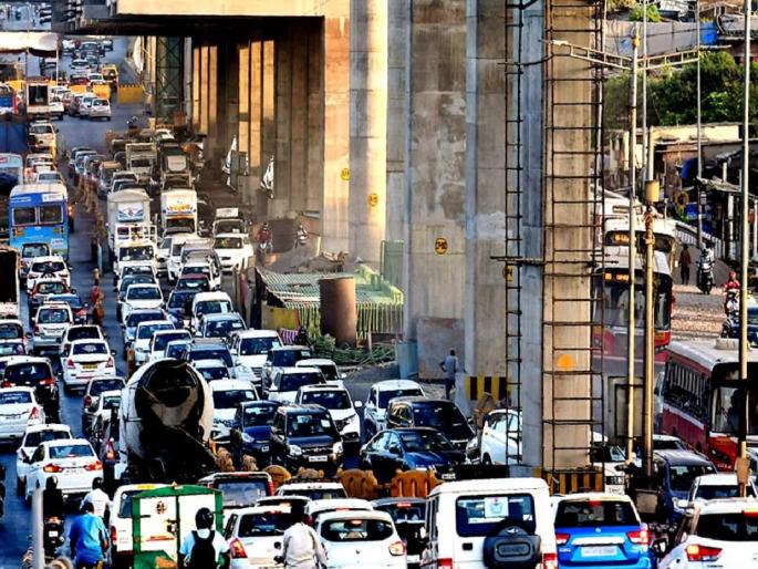 in mumbai about 100 crore expenditure for repair of service road of expressway tender process started by municipality | 'एक्स्प्रेस वे'च्या सर्व्हिस रोड दुरुस्तीसाठी सव्वाकोटीचा खर्च; पालिकेकडून निविदा प्रक्रिया सुरू in mumbai about 100 crore expenditure for repair of service road of expressway tender process started by municipality | 'एक्स्प्रेस वे'च्या सर्व्हिस रोड दुरुस्तीसाठी सव्वाकोटीचा खर्च; पालिकेकडून निविदा प्रक्रिया सुरू