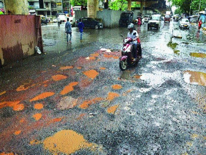 Due to rain, road blocks, Mumbaiites have to suffer from potholes | पावसामुळे रस्त्यांची चाळण, मुंबईकरांना सहन करावा लागतोय खड्ड्यांचा त्रास Due to rain, road blocks, Mumbaiites have to suffer from potholes | पावसामुळे रस्त्यांची चाळण, मुंबईकरांना सहन करावा लागतोय खड्ड्यांचा त्रास